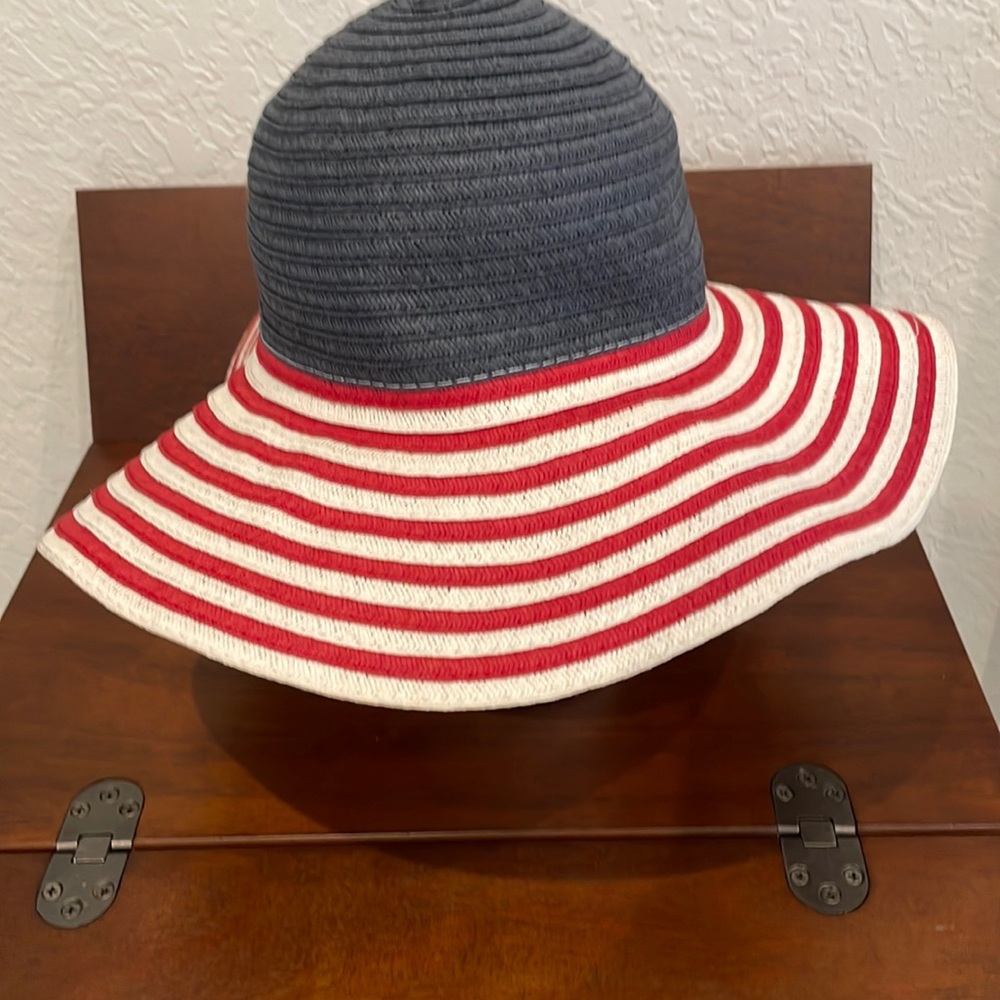 Celebrate the summer and the sun with this wide brim beach hat